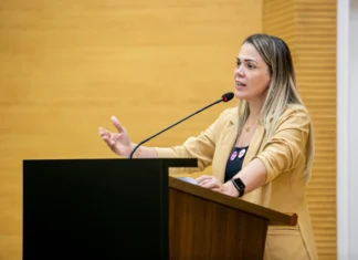 Cláudia de Jesus destaca combate ao feminicídio e defende valorização dos servidores da educação